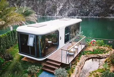 แคปซูลอวกาศ: ที่พักสุดยอดเยี่ยมสำหรับนักเดินทางดิจิทัลที่อยู่นอกระบบโครงข่ายไฟฟ้า